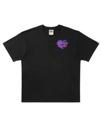 Camiseta con corazón y logotipo