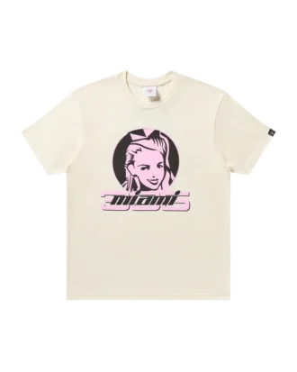 Camiseta con insignia rosa