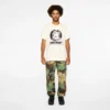 Camiseta con insignia rosa