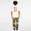 Camiseta con insignia rosa