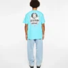 Camiseta con insignia rosa