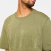 Camiseta con logotipo flocado