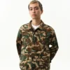 Chaqueta de campo con camuflaje de bosque y Running Dog corriendo