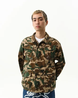 Chaqueta de campo con camuflaje de bosque y Running Dog corriendo