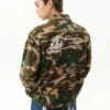 Chaqueta de campo con camuflaje de bosque y Running Dog corriendo
