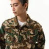 Chaqueta de campo con camuflaje de bosque y Running Dog corriendo