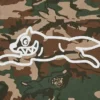 Chaqueta de campo con camuflaje de bosque y Running Dog corriendo