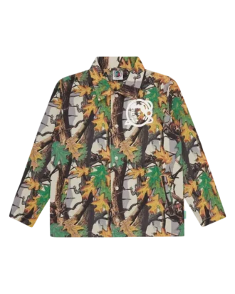 Chaqueta tipo coach Astro para niño con estampado de camuflaje de árboles y Arch Logo en forma de arco