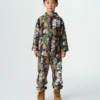 Chaqueta tipo coach Astro para niño con estampado de camuflaje de árboles y Arch Logo en forma de arco