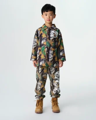 Chaqueta tipo coach Astro para niño con estampado de camuflaje de árboles y Arch Logo en forma de arco