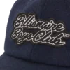 Gorra tipo «dad cap» con logotipo en letra cursiva
