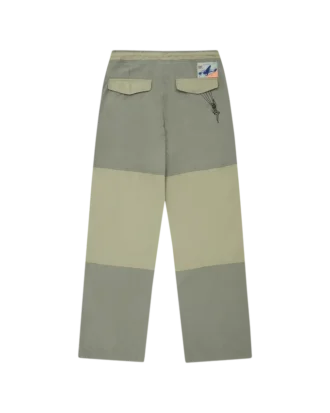 Pantalones tipo paracaídas con paneles