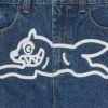 Pantalones vaqueros de doble bolsillo con el perro corriendo