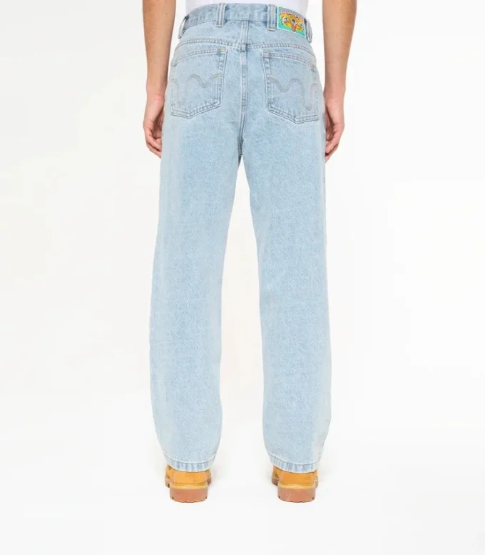 Pantalones vaqueros de doble bolsillo con el perro corriendo