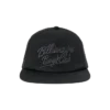 Sombreros y Gorras con cierre a presión y logotipo en letra cursiva