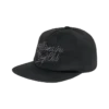 Sombreros y Gorras con cierre a presión y logotipo en letra cursiva